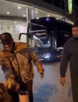 When Chris Brown saw the kids coming toward him, he called them over to take a picture with him 🥹