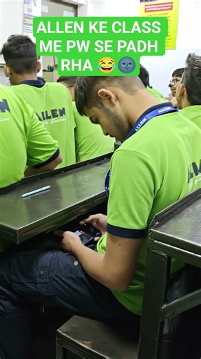 ALLEN KE CLASSROOM ME PW KE LECTURE 🌚🌚#allen #jeemains #kota #youtubeshorts #elvishyadav