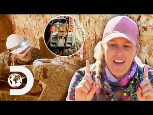 Miners Nearly Get Fatal Electric Shock While Digging For Opals! | Outback Opal Hunters