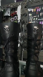 Hell boots🔥 Orgullosamente hechas en 🇲🇽 Todo diciembre 10% 15% en tu primera compra en nuestra tienda online pagando con Kueski pay. Códigos desc: SINIESTRA10 KUESKINUEVO #botas #siniestraboutiquealternativa #modaalternativa #LeonGto | Siniestra Boutique Alternativa