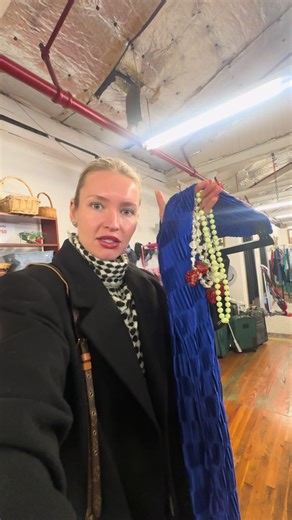 I’m freaking out over this vintage silk robe, a dream thrift find!!! I can’t believe how beautiful these colors are!!! #thriftfind #thriftedfinds #thriftingcommunity #thriftwithme