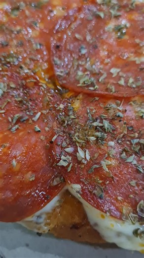 Sabado y quien se puede resistir a esta pizza #santafe #yusepin #pizza #envíos #92años #queso #hornodeleña #mozzarella #historia #fugazzeta #pizzadeyusepin #pizzalmolde #sabado #sabor #style #story #TeamHarinas #tradición | Pizzeria Yusepin