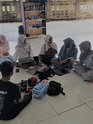 Masih bingung setting? Tenang. Di YS Visual Rent, setiap penyewa dapat FREE konsultasi setting sebelum pakai alat. ISO, shutter, aperture? Kita bantu atur sesuai kebutuhan kamu. Cocok banget buat yang masih pemula ✨ Sewa alatnya dapet, ilmunya juga dapet 🔥 #sewakamera #rental #bangkalan #universitastrunojoyomadura #multimedia