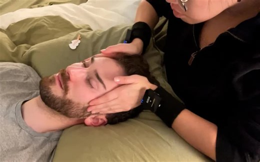 【Drew & Sharon】睡前做脸部和头皮的按摩