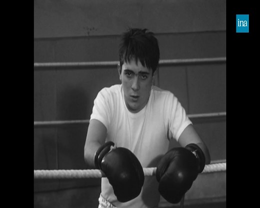 LA GLOIRE DE SON PÈRE 🥊 10 ans après le décès de Marcel Cerdan, son fils aîné, Marcel Cerdan Junior, s'apprête à 16 ans à mener son premier combat de boxe. Malgré le poids de son nom, l'adolescent est déterminé à faire honneur à son père. | INA