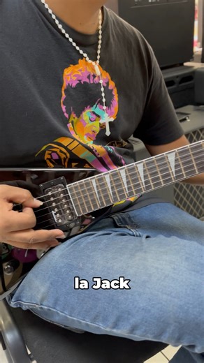 La Jackson King V JS32 combina potencia, velocidad y estilo a un precio accesible. Con cuerpo de álamo, mástil de arce reforzado con grafito y 24 trastes jumbo, ofrece comodidad y estabilidad total. Sus pastillas humbucker Jackson de alto rendimiento y el puente Floyd Rose de doble bloqueo entregan un tono agresivo y listo para cualquier escenario. 🚌 ENVÍOS A TODO EL PERÚ 🚌 ⬇ Llamanos ! ⬇ 📲 : 996461287 Link de WhatsApp : https://bit.ly/3HXCldm ☎ ⏩ 054 282487 | Laura Import Peru
