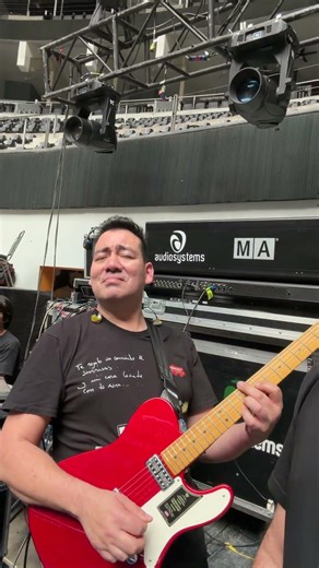 Esta guitarra se coló al tour… 🎸🔥y terminó aprobada por… 😂👉 #telecaster #fender #quadcortex
