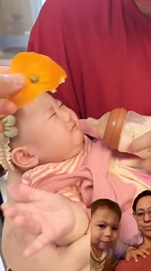 Bebé así agarra su mamadera sin problemas 😱✨😉 Seguime para más @tipscondebora ✨ ✨ ✨ #mamá #tereraitrent #teteras #mamáprimeriza #trucosdemama #trucosdemamá #leche #mamadera #materna #nosabia #asombroso #reelsvideo #reelsviral #facilyrapido #reelsvi̇ral #reelsfypシ #tiktok #tips | Tipscondebora