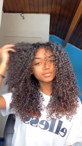 Découvrez la routine capillaire de @stenncy238, pour obtenir de jolies boucles en utilisant les produits de la gamme Actiforce et le Gel Activateur de boucles Acticurl