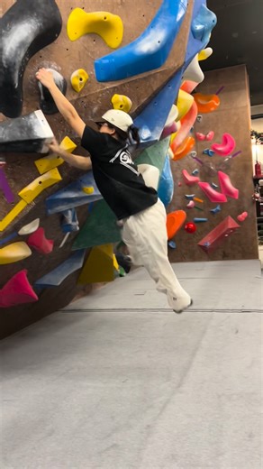 soomi on Instagram: "오늘 핑크 3개 완💕💕💕 응원해주시고 방법 알려주신 분들 모두 땡큐🤍 피자상품권 넘넘 감사해요 ㅎㅎ🙇🏻‍♀️ . . . . . #홀드온 #클라이밍 #climbing #클라이밍그램 #클린이성장일기 #climbingdyno"