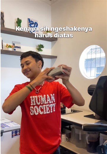 Mengapa Ngeshake Harus Diatas di Coffee Shop