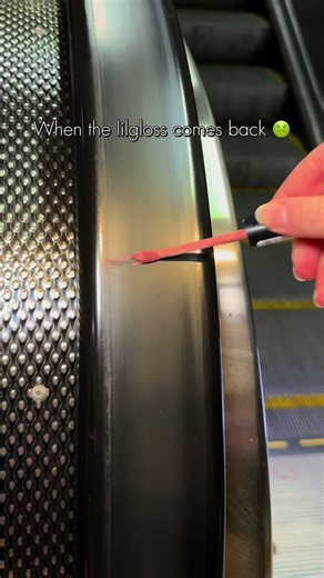 Benutzt ihr diese Handläufe?😟✨ #putzen #sauber #dreckig #ekelig #dreck extreme Reinigung, Handlauf putzen, Rolltreppe reinigen, Schmutz entfernen, Putz-Hacks, extrem putzen, Before and After Reinigung, Putz Tipps, Reinigungs ASMR, tiefenreinigung, Reinigungstricks, Schmutz Test, viral putzen, Putz Motivation, satisfying