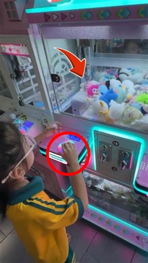 Arcade BANS Girl After She Discovers THIS Claw Machine Secret 😳🎯