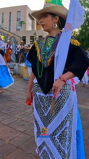 ✨ “El Ritmo de Nuestra Tierra: Danzas Tradicionales de Michoacán” ✨ Un viaje lleno de color, música y tradición. Acompáñanos a descubrir la esencia cultural de Michoacán a través de sus danzas más emblemáticas, donde cada paso cuenta una historia. #danzasdemichoacán #tradiciónviva #culturapurépecha #OrgulloMichoacano #fiestaytradición #méxicovivo #RaícesDeMiTierra | Tradición Michoacán
