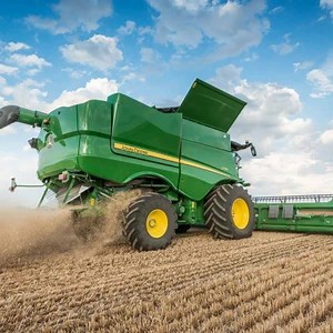 La moissonneuse-batteuse parfaite pour tous vos travaux. Bénéficiez de nos offres de pré-saison. | John Deere