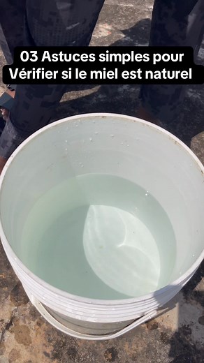 🔴 Partie 2: 03 ASTUCES POUR SAVOIR SI UN MIEL EST DE BONNE QUALITÉ: le test du linge blanc. La consommation du sucre n’apporte rien de bénéfique à ton organisme. Tout ce qu’elle t’apporte, ce sont des maladies qui vont te terrasser lorsque tu vas prendre de l’âge. Prends-toi au sérieux, sinon l’argent que tu économises aujourd’hui va payer les ordonnances demain. Décide aujourd’hui et commence par commencer du miel, et pas n’importe lequel, consomme le vrai miel 100% naturel. Et si tu ne sais p