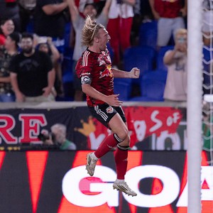 28K views · 1.1K reactions | Five for fighting. Watch the new episode of Red Never Quits now  #RedRunsDeep | OANDA US | Red Bull New York | Facebook