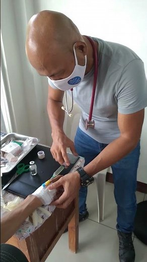This is how easy to give intravenous antibiotic to a hep-lock route.
