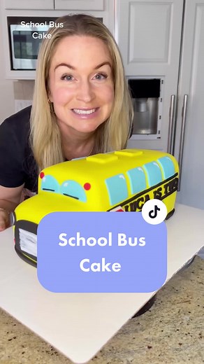 Beep beep beep! Let’s make a fun school bus cake! 🚌 And yes, the wheels really do go round and round! 😊💛 #cake #caketok #cakedecorating #learnontiktok #schoolbus #buscake #birthdaycake #shapecake #kidscake #food #baking #dessert #fyp
