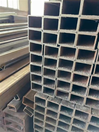 🔥【Square and Rectangular Tubes – Preferred for Engineering Projects, Reliable Quality】🔥 Product Information 📍Square Tubes: 20×20mm to 200×200mm 📍Rectangular Tubes: 20×30mm to 100×200mm 📍Wall Thickness: 0.8mm–12mm optional 📍Standards: GB, DIN, EN, ASTM, JIS, etc. 📍Materials: A36, S235JR/S275JR, SS400, Q235B, Q355B, etc. 📍Applications: Widely used in steel structures, scaffolding, photovoltaic supports, greenhouses, machinery manufacturing, and other fields. 👑Factory Advantages 1. Over 20