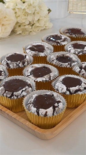 Chocolate Lava Crinkles How to make Chocolate Lava Crinkles. Here's what you'll need: 3 large eggs 1/2 cup brown sugar (100g) 1/2 cup sugar (100g) 1/3 cup oil (80ml) 2 tsp vanilla extract (10ml) 1 cup pure cocoa powder (80g) 1 tsp instant coffee (3g) 1 and ¾ cup all purpose flour (220g) 2 tsp baking powder (8g) 1/2 tsp salt (3g) For the chocolate lava: 1/2 cup semi sweet choco chips 1/2 cup hot cream (125ml) 1 cup powdered sugar / icing sugar / confectioners sugar This recipe yields 15 to 17 lav