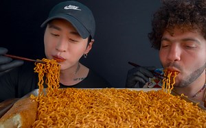 Zach Choi | 双人吃火鸡面、芝士棒