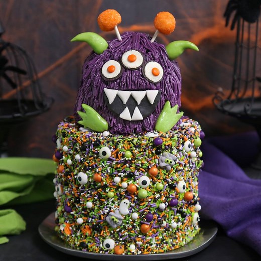 Let's do the mash...the MONSTER CAKE mash! You still have time to make this cute lil monster cake for Halloween! https://www.sugarhero.com/monster-cake/ | SugarHero Dessert Recipes
