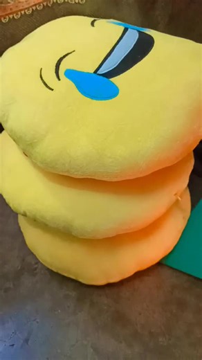 Interactive Plush Emoji Toy: Squeeze for Fun