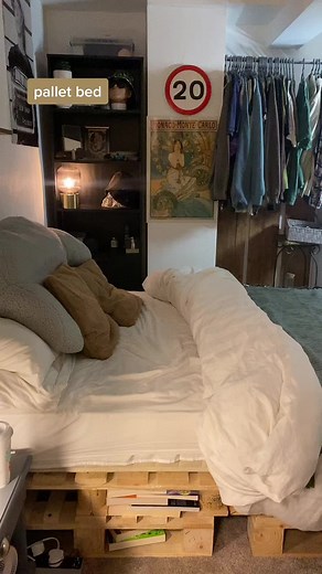 Cozy Bedroom Ideas Featuring a Pallet Bed Design