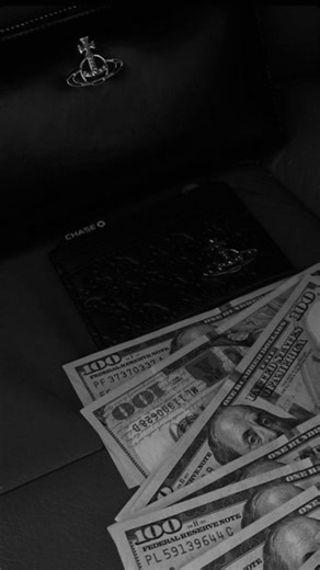 Motivation | Richesses | Mindset | Focus on Instagram: "Dans un monde où l’on fait défiler des milliers de publicités chaque jour sans y prêter attention, ce restaurant a trouvé une façon d’arrêter tout le monde net. Ils ont créé un flyer qui ressemble à un portefeuille Louis Vuitton perdu sur le sol : même texture, même couleur, même motif. Mais quand tu le ramasses et que tu l’ouvres… tu découvres le menu du restaurant et son adresse imprimée à l’intérieur. C’est une masterclass de marketing p