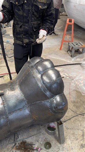 Through forging, welding, carving and other techniques, craftsmen shape metal materials into sculptures with artistic beauty. | Metal sculpture China