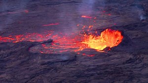 The large cone-shaped vent in the Halemaʻumaʻu lava lake collapsed Sunday morning, creating a robust spillway of molten rock and amazing fountains of airborne lava. Waaaaiiiit for it…🤩 Amazing capture by volunteer photographer Janice, who shares this tip: come early and bring binoculars! She filmed this zoomed in from Kīlauea Overlook around 7 am on 2/12/23. Only 15 or so other people were there. What a spectacular way to end NPS #VolcanoWeek! 🎤🤙🏽🌋💫🏈 NPS Video/J.Wei | Hawai'i Volcanoes Na