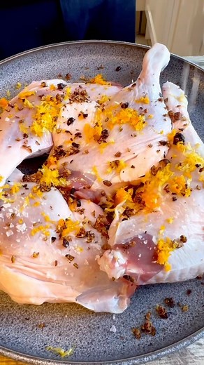 Hvad min forlovede spiser👰🏼‍♀️ |Episode 144| Opskrift 👇🏻 Ragu på Andelår 😍🫨 Det smager for vildt venner! Opskrift 4 personer Tid: aktiv 1 time simre: 3 timer Sværhed: let 4 stk. ferske andelår( kan også købes på frost) 15 enebær Flagesalt 1 appelsin 1 citron 1 liter oksefond 2 bladselleri 2 gulerødder 2 fed hvidløg 1 rød chili (uden kerner) 1 skalotteløg 2 spsk tomat paste 4 dl kraftig rødvin 1 håndfuld frisk timian 1 håndfuld frisk rosmarin 1 skiver af citronens skal Salt og peber Oliveno