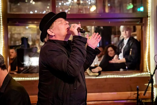 Weil es so vielen von euch so gut gefallen hat: Ben Becker mit "Sag' mir, wo die Blumen sind." Die ganze Sendung findet Ihr in der ARD-Mediathek unter "Inas Nacht". Euch einen schönen Sonntag! | INAS NACHT