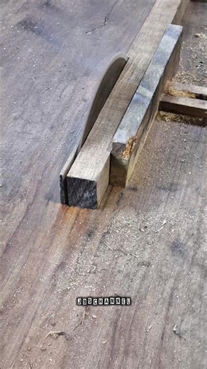 splitting wooden components using a circular saw table assembly #feedshorts #shorts