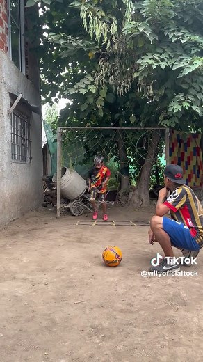 Entrenamiento de fútbol en casa con Thiago