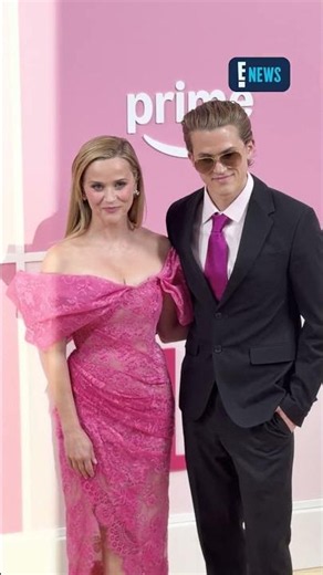 Reese Witherspoon and Deacon Phillippe pose together at the "Elle" premiere in New York City. 🩷