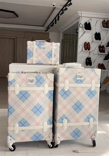 DRD VINTAGE BOX🩵 Available as a set 3 and can be sold separately! Size 24 inches: 235,000 Size 22 inches: 220,000 Kit size: 95,000 #suitcasetravels #suitcases #vintage #vintagefashion