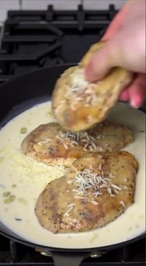 Quick & Easy Creamy Garlic Chicken Recipe - Dinner in Minutes! #ChickenDinner