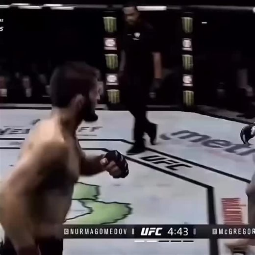 UFC on Instagram: "1997년 개봉한 영화 Titanic은 잭과 로즈의 운명적인 사랑을 통해 비극 속에서도 오래 남는 감정의 깊이를 보여주는 작품입니다. 화려한 연출보다 인물의 감정에 더 집중한 제임스 카메론 감독의 스타일은 지금 다시 봐도 묘하게 가슴을 울리죠. 배가 침몰하는 장면이 아닌, 두 사람이 서로를 바라보던 순간들이 더 강하게 기억에 남는 영화이기도 합니다. 이 감정을 완성해주는 곡이 바로 셀린 디온의 *“My Heart Will Go On”*입니다. 처음 들으면 잔잔한데, 어느 순간 자연스럽게 가슴이 벅차오르는 느낌을 줍니다. 특히 후반부의 고조되는 보컬은 영화 속 잭과 로즈의 마지막 장면과 겹쳐지면서 괜히 마음이 서늘해지기도 하고요. 많은 분들이 “이 노래가 나오면 왜 그 장면이 자동으로 떠오르는지 모르겠다”고 말하는데, 그만큼 영화와 음악이 자연스럽게 얽혀 있는 곡입니다. 1998년 아카데미 주제가상을 비롯해 여러 상을 휩쓴 건 단지 인기 때문만은 아닙