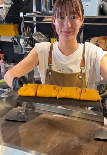 巨大な鉄板でつくる可愛すぎるだし巻き玉子 たのんだメニュー 明太子 in だし巻き玉子 980円 🏠PERFECT BEER LABO 📍東京都江東区富岡2-10-1本ビル 1F 🚃門前仲町駅徒歩7分 🛏️なし ⏰11:00-23:00 門前仲町にあるPERFECT BEER LABOさんは おいしいビールがたのしめるビールの専門店！ ⁡ ハンバーガーやだし巻き玉子などの鉄板メニューも よく出るので鉄板の掃除が大変！ ⁡ 鉄板掃除の後にだし巻き玉子を作るところを見てきました！ 巨大な氷を使って鉄板を掃除してピカピカの鉄板で作られるだし巻きたまごは明太子が2個もはいっていて、ピリッとしたからさと玉子のあじわいが絶妙でおいしかったです！ An adorable dashi-maki tamago (Japanese rolled omelet) cooked on a massive iron griddle What I ordered: Dashi-maki tamago with mentaiko (spicy cod roe) – 980 yen 🏠 PERFECT BE
