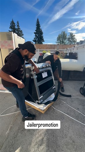 3.1K views · 12 reactions | Carrying a 30 inch wide Gas stove using the shoulder dolly straps #post #jailerpromotion #view #instagram #vídeo #homedelivery #professional #shoulderdolly #homeappliances #viralpost❤️ #virals | jailerpromotion | Facebook