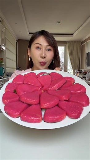 Kue tradisional warnanya cantik cantik ya …. Ada lagi nih warna pink …. Di daerah kalian namanya apa? … #sibungbung #mukbang #kulinerviral