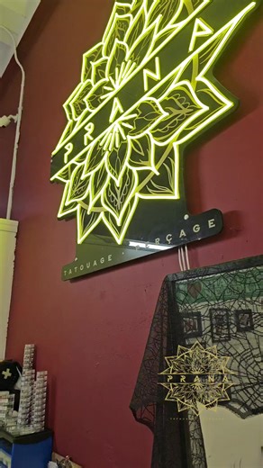 Ce que j’aime le plus dans les bijoux, c’est qu’ils ne sont pas seulement des accessoires — c’est une identité. 🖤 Ces modèles en titane threadless de Invictus sont mes coups de cœur du moment, parfaits pour celles et ceux qui s’inspirent du style goth/alternatif. Solides, légers et incroyablement polyvalents, ils sont faits pour durer toute une vie. Et le mieux ? Ils existent en plusieurs couleurs, afin que chacun·e puisse trouver la pièce qui correspond à son style et à ses envies. ✨ Alors… le