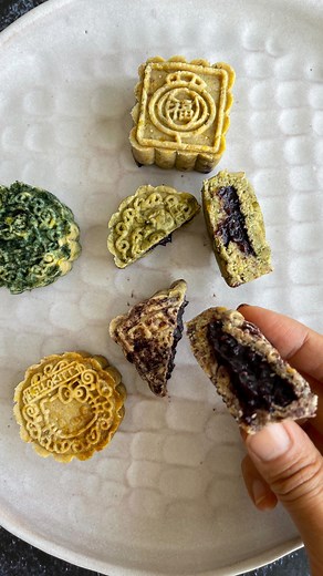 Another day, another raw vegan mooncake! I’ve been wanting to make a mooncake filled with jam so this morning I set about doing it. Super happy with the results. It feels as if I’m eating a jammy cookie actually! The jam is a wild blueberry jam :) I also used spirulina powder, mushroom powder, acai berry powder and kale powder to naturally colour the mooncakes. No eggs, no lard, no dairy, and this one has no oil either. I just recorded a video today on how I assembled this mooncake, hopefully I 