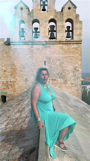 🎶 Summertime a cappella on the rooftop of Saintes-Maries-de-la-Mer church Summertime, sung by soprano Veronica Antonelli on the roof of the Church of Saintes-Maries-de-la-Mer. A suspended moment between sky, stone, and voice. #Summertime #Challenge #VeronicaAntonelli #SaintesMariesDeLaMer #Church Cappella