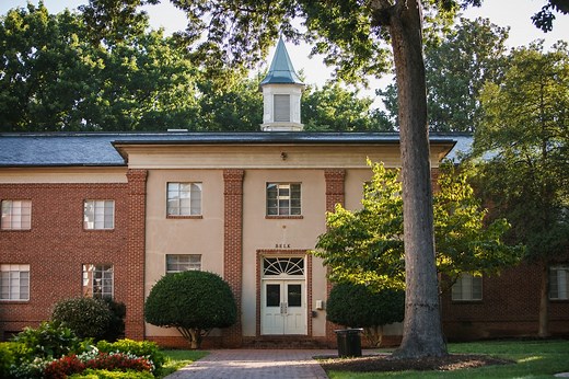 📍Tour Thursday | Belk Residence Hall Located in the heart of the residential quad, Belk is a corridor-style facility with communal bathrooms. Head to our YouTube channel to check out more videos about campus life at Queens ➡️ https://youtu.be/4i4Fs4owuys | Queens University of Charlotte