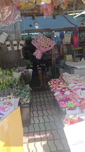 How gorgeous is this bouquet? 😍 Who would you love to give (or receive!) these flowers from?