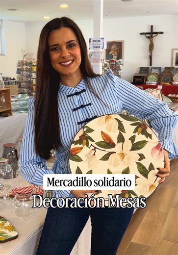 Vuelve el mercadillo solidario con la decoración de mesas más bonita. Después del éxito de la edición navideña, donde se agotó todo, las Hermanas de Schoenstatt han estado 4 meses preparando nuevas piezas con decoupage, hechas con muchísimo mimo. Hay bandejas giratorias, bajoplatos, posavasos, jarras, fuentes, frascos de cristal… incluso tuppers y fiambreras, con estampados ideales para la primavera: flores, frutas y animales. Me encantaron las bandejas de madera con cristal desmontable, que per