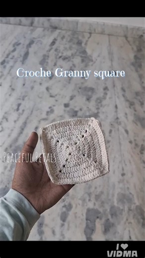 making a granny square 🧶 | want a tutorial? # shorts#crochet #grannysquare
